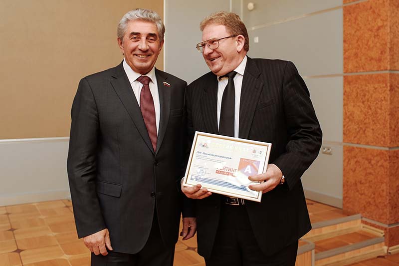 Заместитель генерального директора по общим вопросам Сергей Плотников получает награду.
